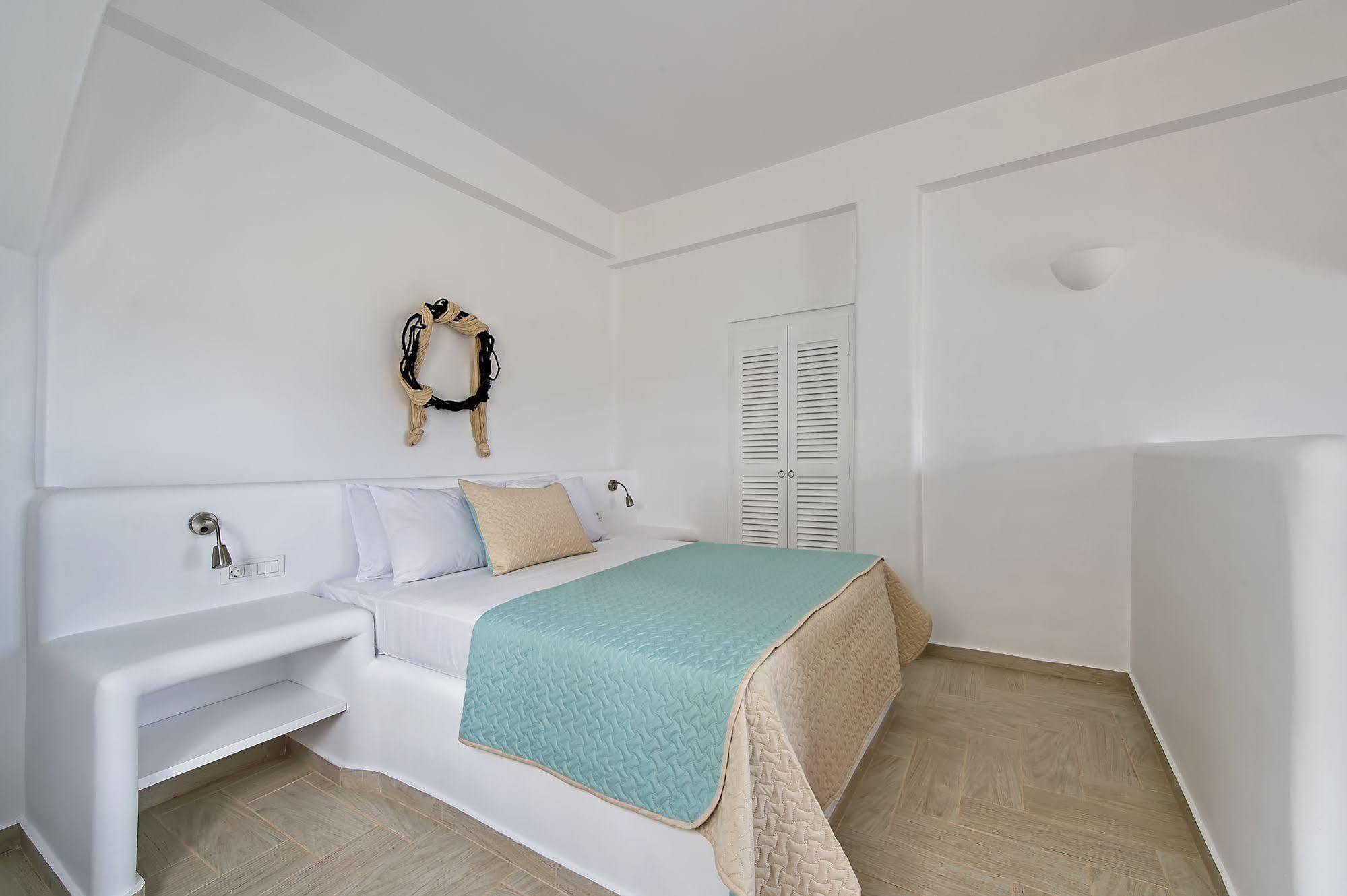 Alizea & 3* Fira (Santorini)